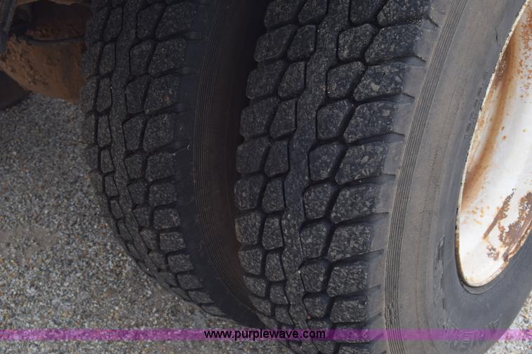 image for item K7283 1992 Ford L8000 vacuum truck