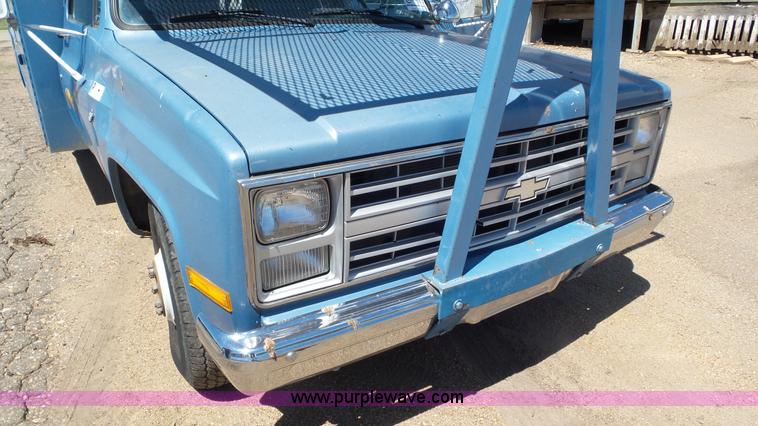 image for item L2013 1986 Chevrolet C30 bucket truck