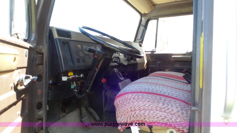 image for item L2014 1991 International 4900 refuse truck