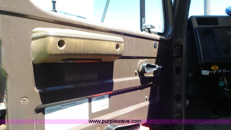 image for item L2014 1991 International 4900 refuse truck