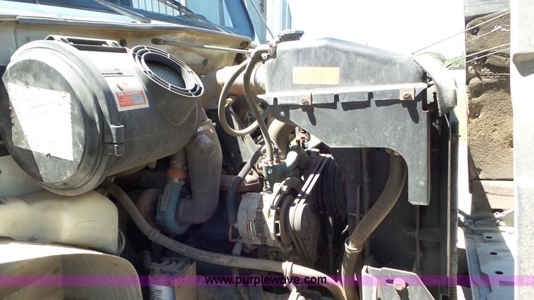 image for item L2014 1991 International 4900 refuse truck