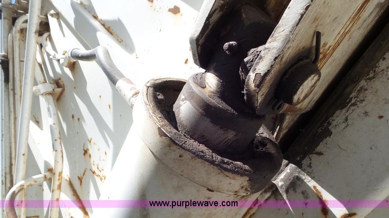 image for item L2014 1991 International 4900 refuse truck