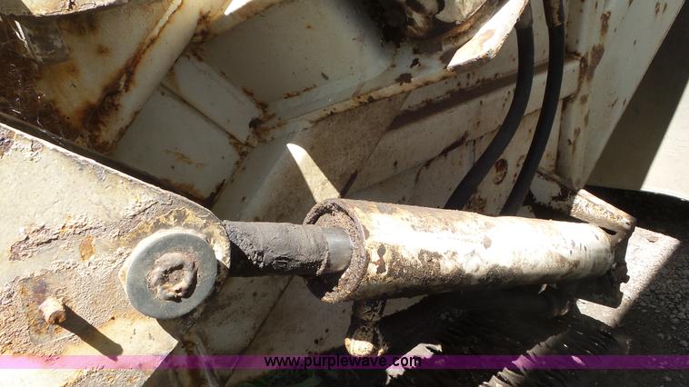 image for item L2014 1991 International 4900 refuse truck