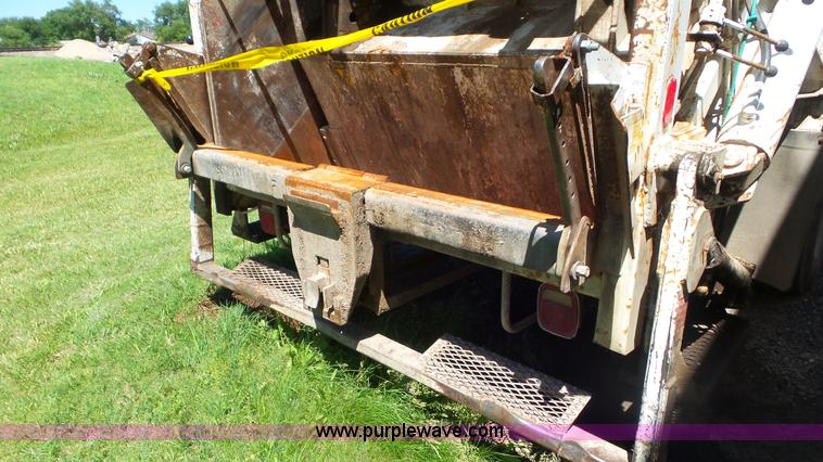 image for item L2014 1991 International 4900 refuse truck