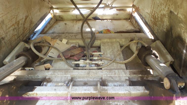 image for item L2014 1991 International 4900 refuse truck