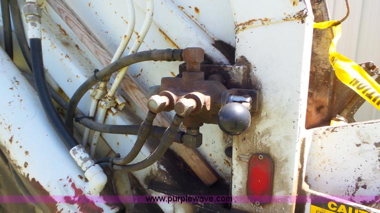 image for item L2014 1991 International 4900 refuse truck