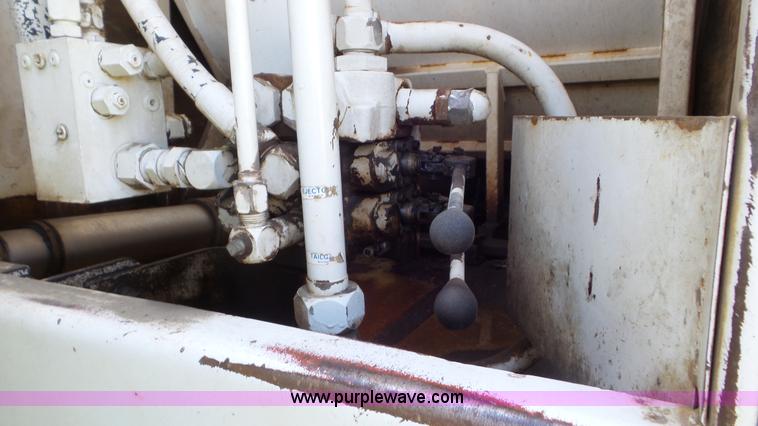 image for item L2014 1991 International 4900 refuse truck