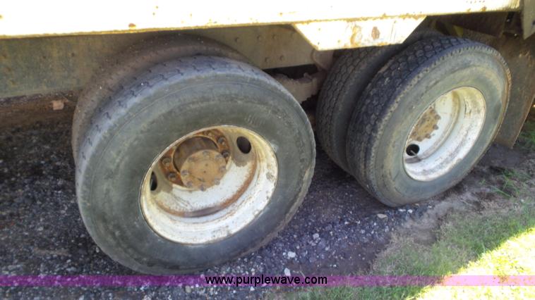 image for item L2014 1991 International 4900 refuse truck