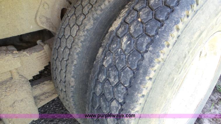 image for item L2014 1991 International 4900 refuse truck