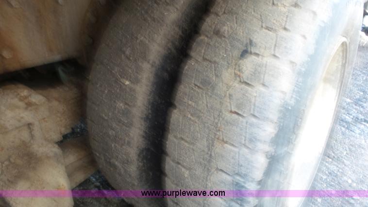 image for item L2014 1991 International 4900 refuse truck