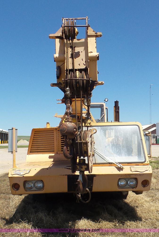 image for item L2016 1979 Pettibone 8430 LS truck crane