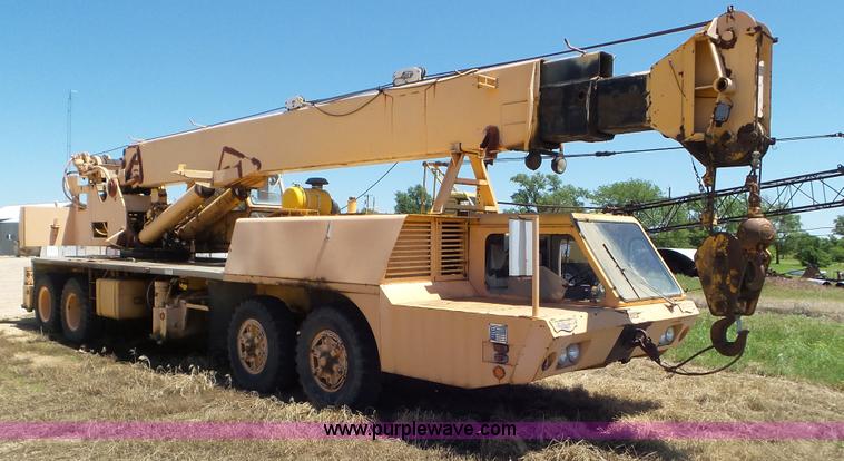 image for item L2016 1979 Pettibone 8430 LS truck crane