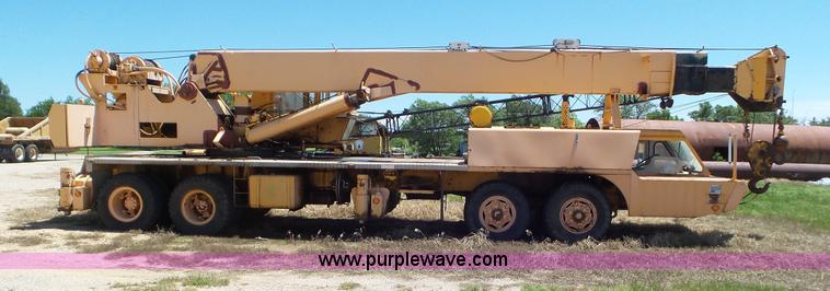 image for item L2016 1979 Pettibone 8430 LS truck crane