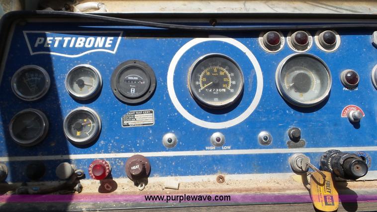 image for item L2016 1979 Pettibone 8430 LS truck crane