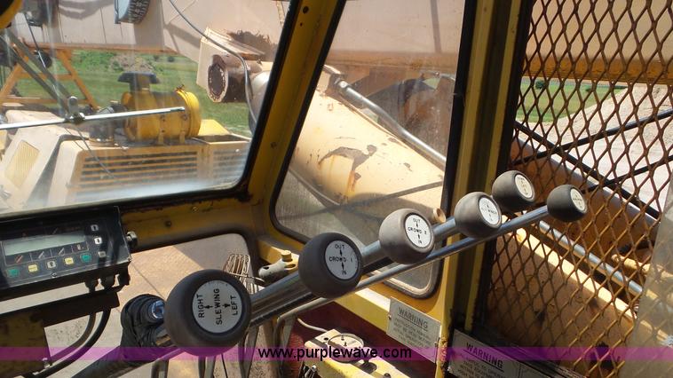 image for item L2016 1979 Pettibone 8430 LS truck crane