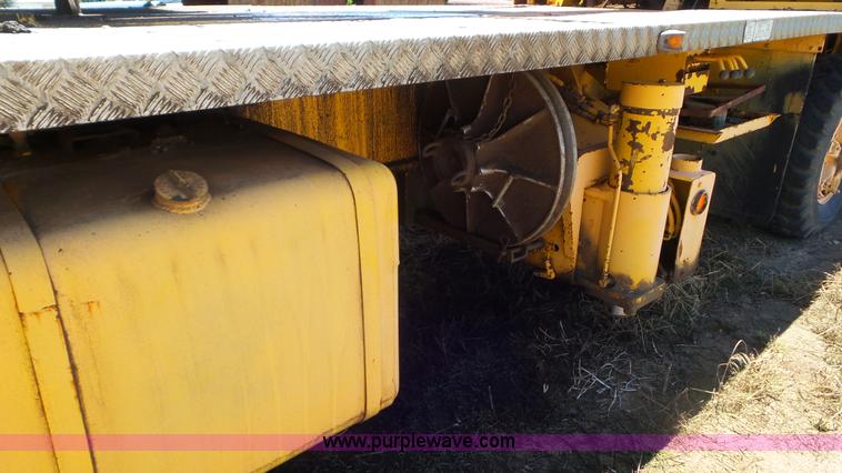 image for item L2016 1979 Pettibone 8430 LS truck crane