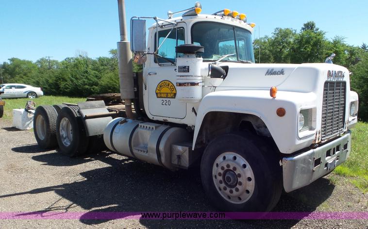 image for item L2024 1986 Mack R688ST semi truck