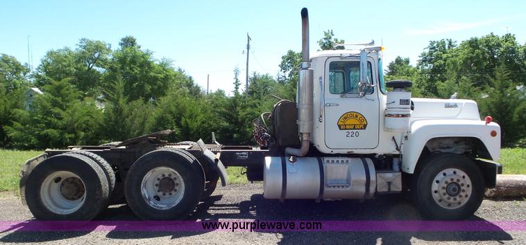 image for item L2024 1986 Mack R688ST semi truck