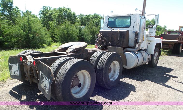 image for item L2024 1986 Mack R688ST semi truck