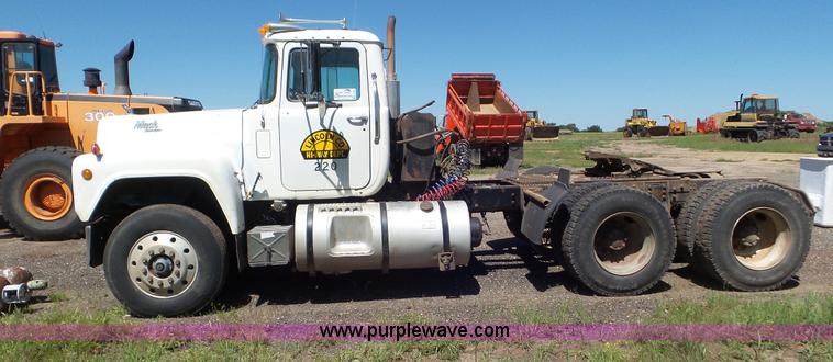 image for item L2024 1986 Mack R688ST semi truck