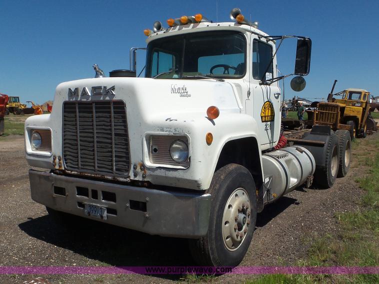 image for item L2024 1986 Mack R688ST semi truck