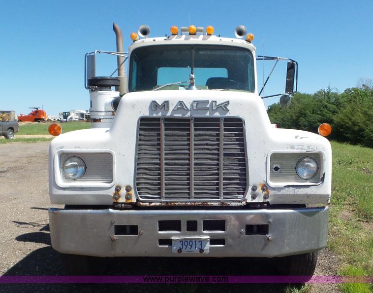 image for item L2024 1986 Mack R688ST semi truck