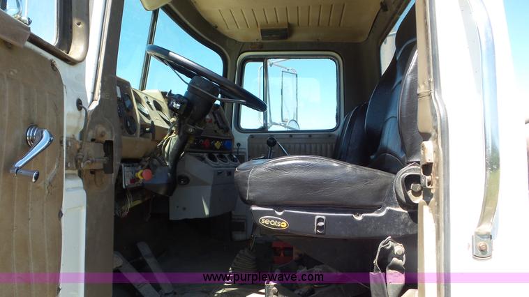 image for item L2024 1986 Mack R688ST semi truck