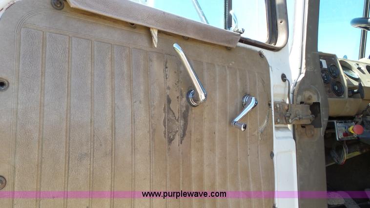 image for item L2024 1986 Mack R688ST semi truck