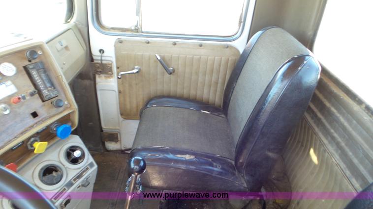 image for item L2024 1986 Mack R688ST semi truck