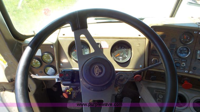 image for item L2024 1986 Mack R688ST semi truck