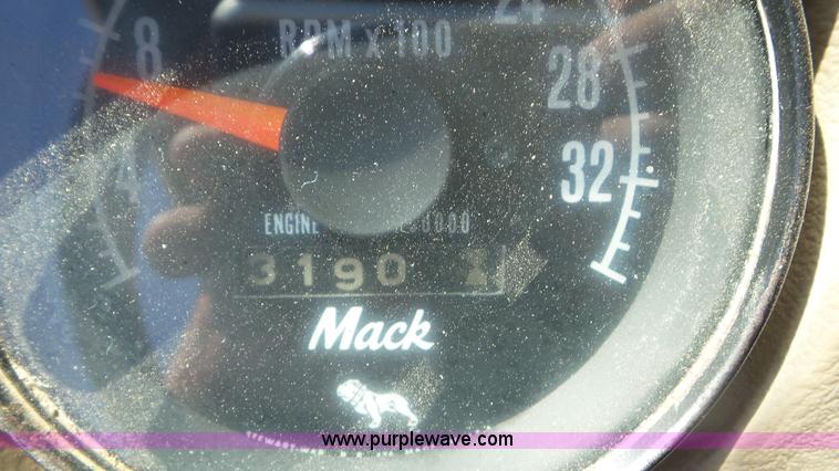 image for item L2024 1986 Mack R688ST semi truck