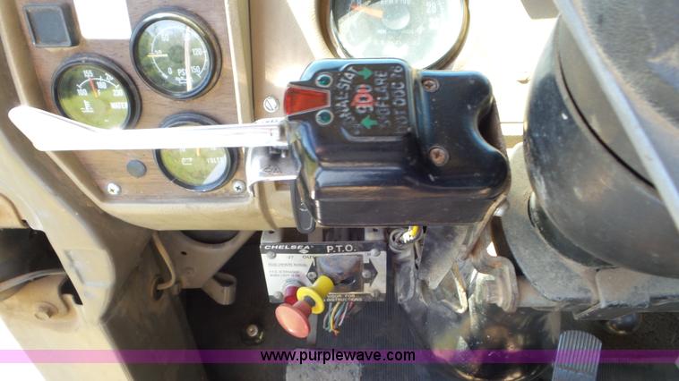 image for item L2024 1986 Mack R688ST semi truck