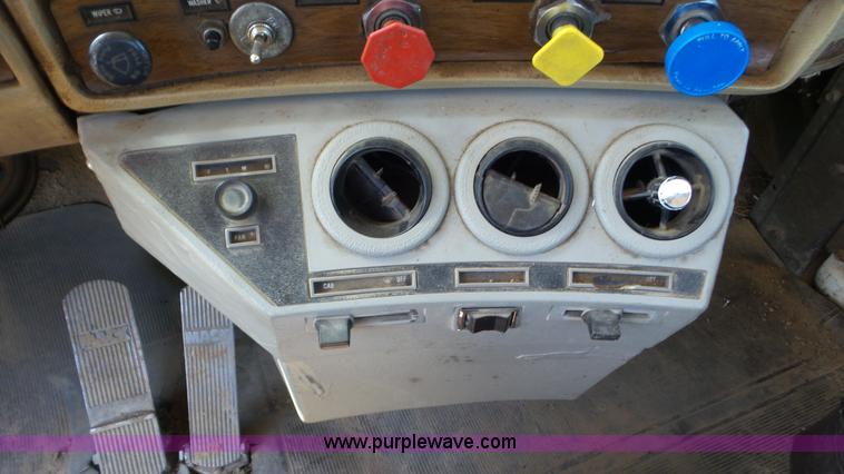 image for item L2024 1986 Mack R688ST semi truck