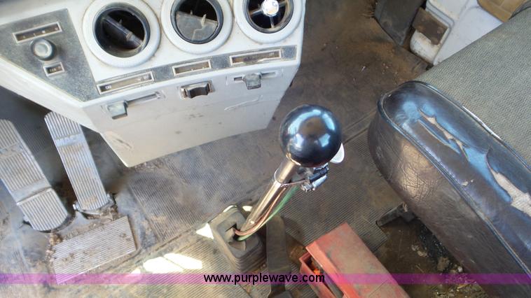 image for item L2024 1986 Mack R688ST semi truck