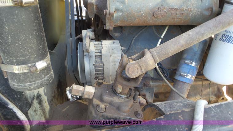 image for item L2024 1986 Mack R688ST semi truck