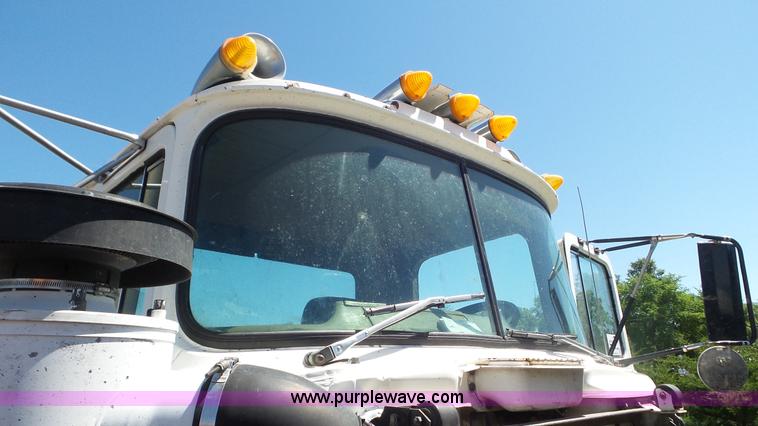 image for item L2024 1986 Mack R688ST semi truck