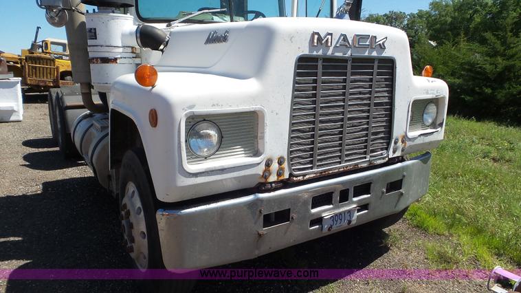 image for item L2024 1986 Mack R688ST semi truck