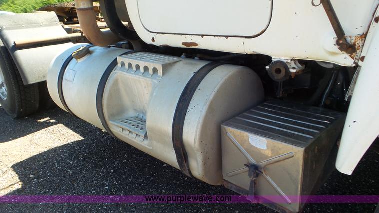 image for item L2024 1986 Mack R688ST semi truck