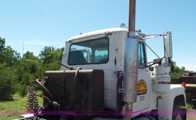 image for item L2024 1986 Mack R688ST semi truck