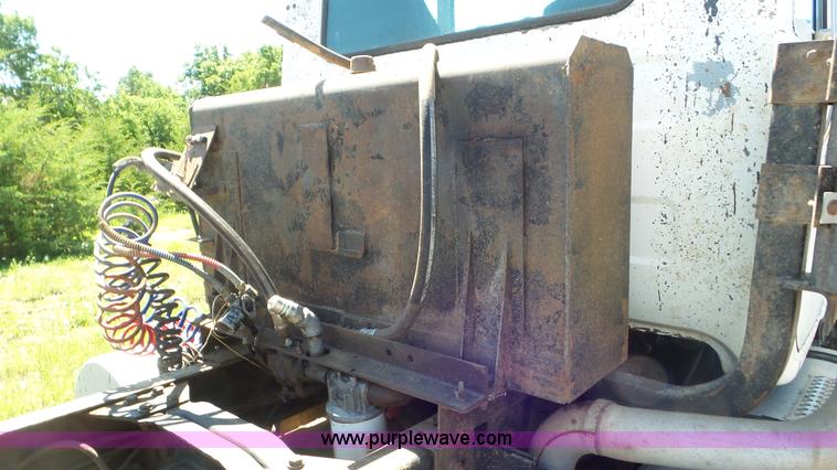 image for item L2024 1986 Mack R688ST semi truck