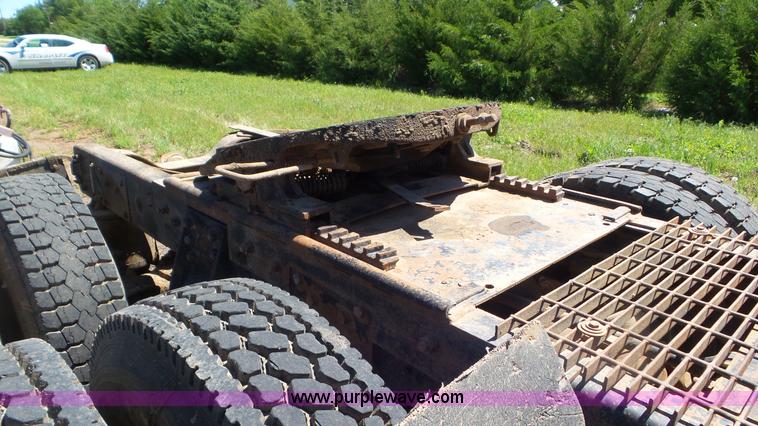 image for item L2024 1986 Mack R688ST semi truck