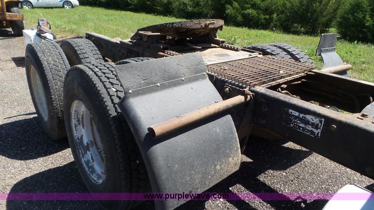 image for item L2024 1986 Mack R688ST semi truck