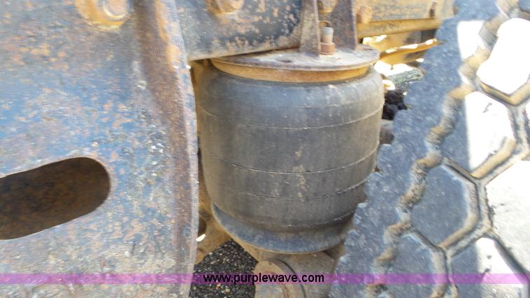 image for item L2024 1986 Mack R688ST semi truck