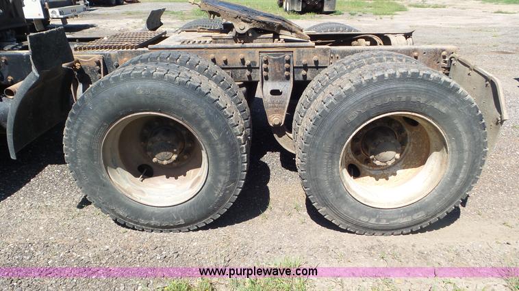 image for item L2024 1986 Mack R688ST semi truck