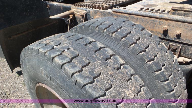 image for item L2024 1986 Mack R688ST semi truck