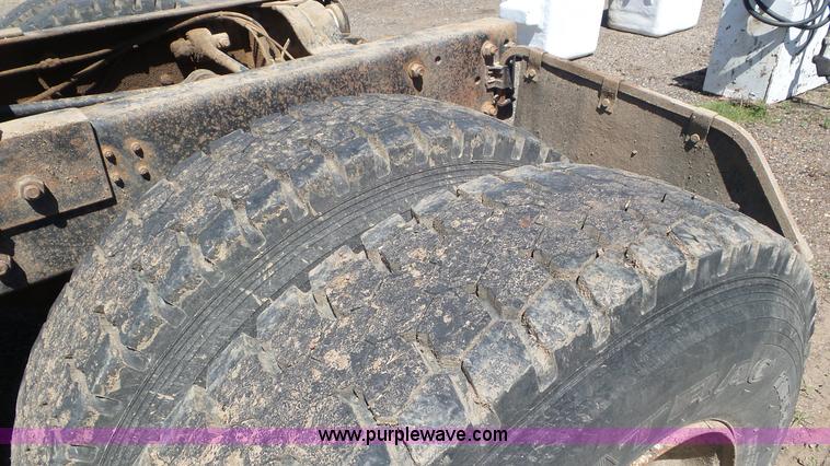 image for item L2024 1986 Mack R688ST semi truck