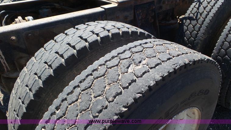 image for item L2024 1986 Mack R688ST semi truck