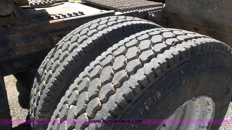 image for item L2024 1986 Mack R688ST semi truck