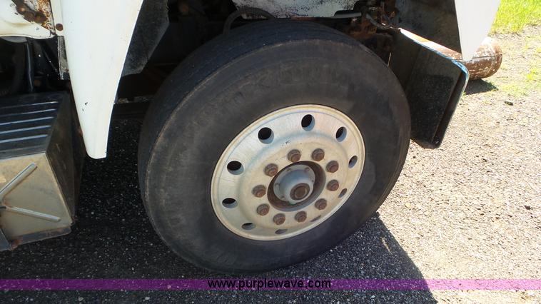 image for item L2024 1986 Mack R688ST semi truck