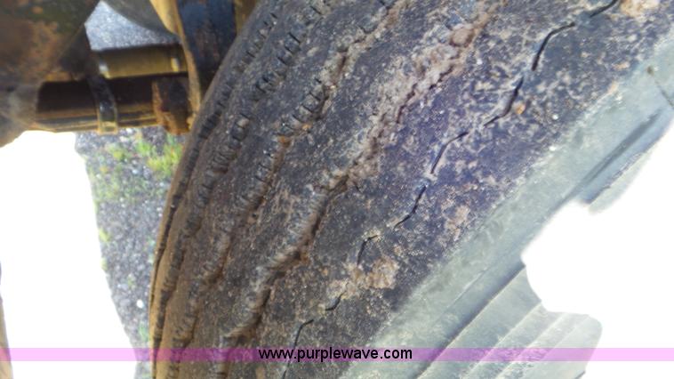 image for item L2024 1986 Mack R688ST semi truck